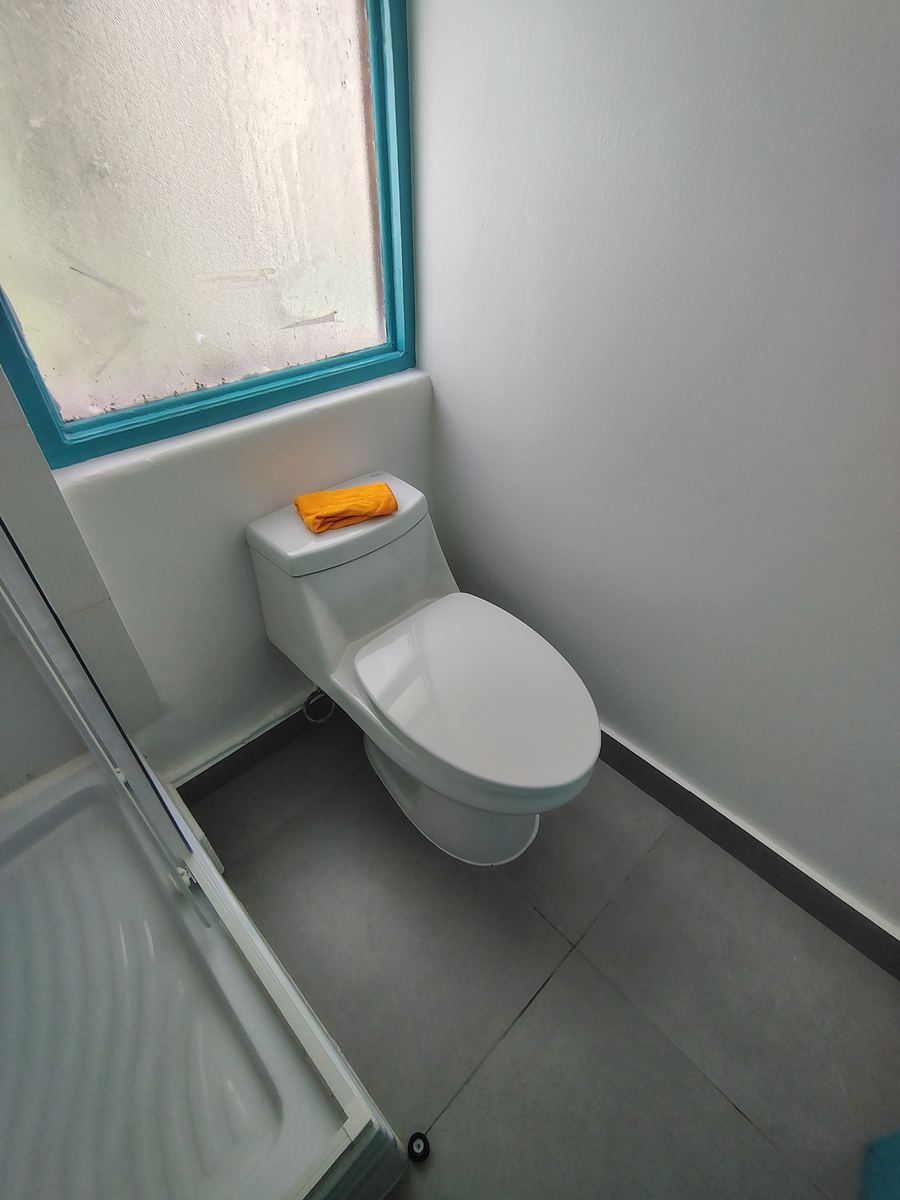 WC del baño terminado junto a la ventana