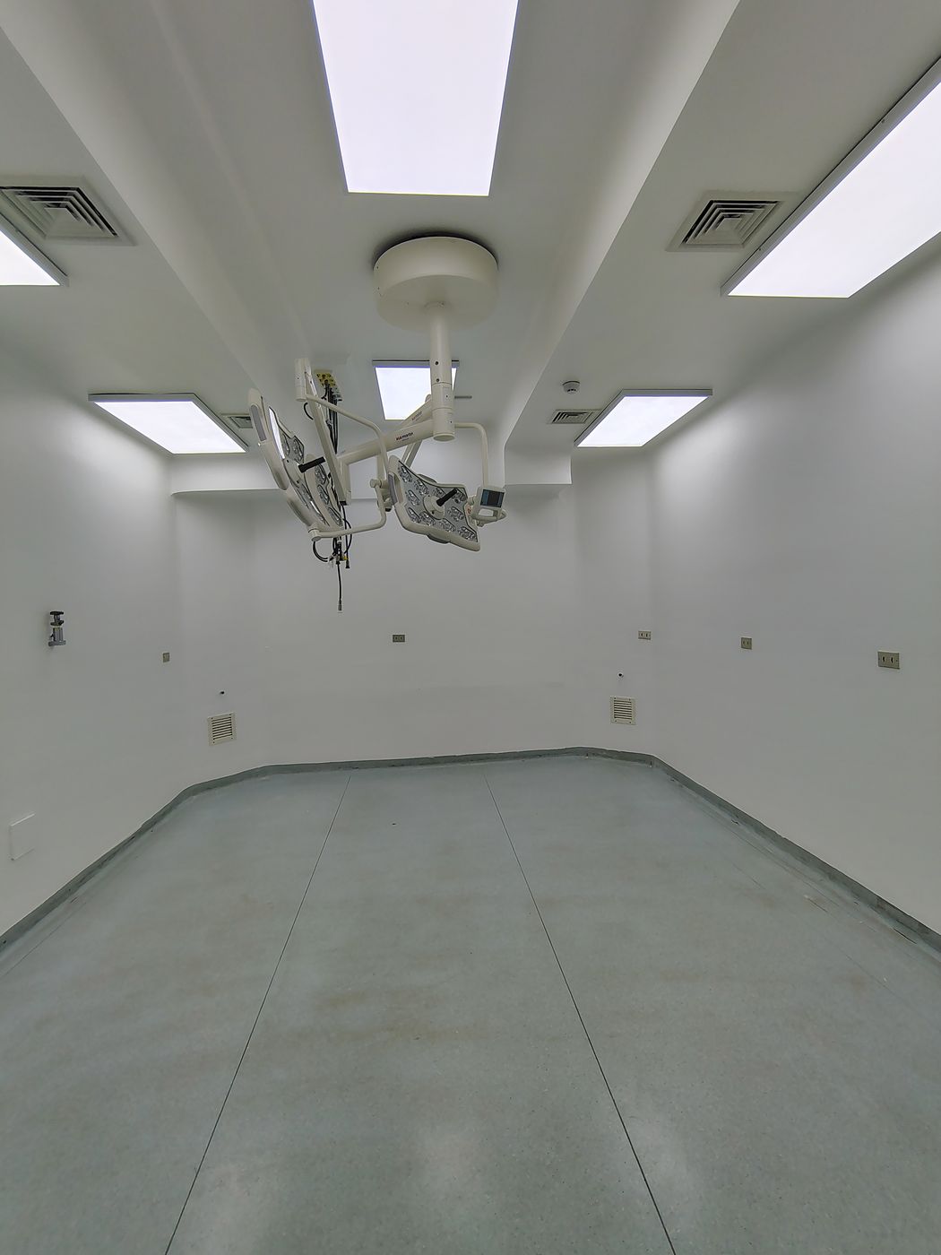 Pabellón terminado, con los muros pintados de blanco